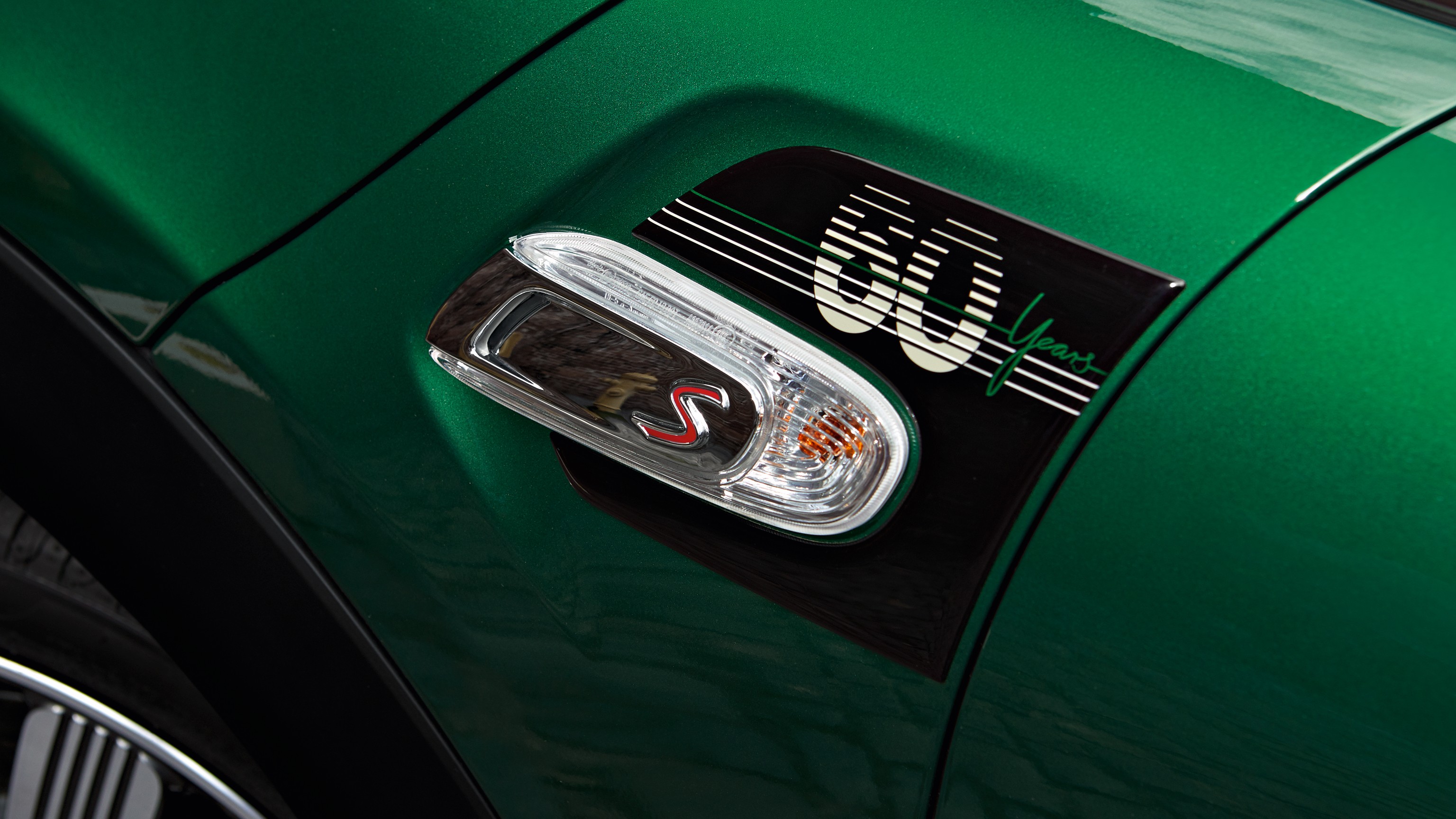 MINI 60 Years – ouïes latérales – noires ourlées de blanc